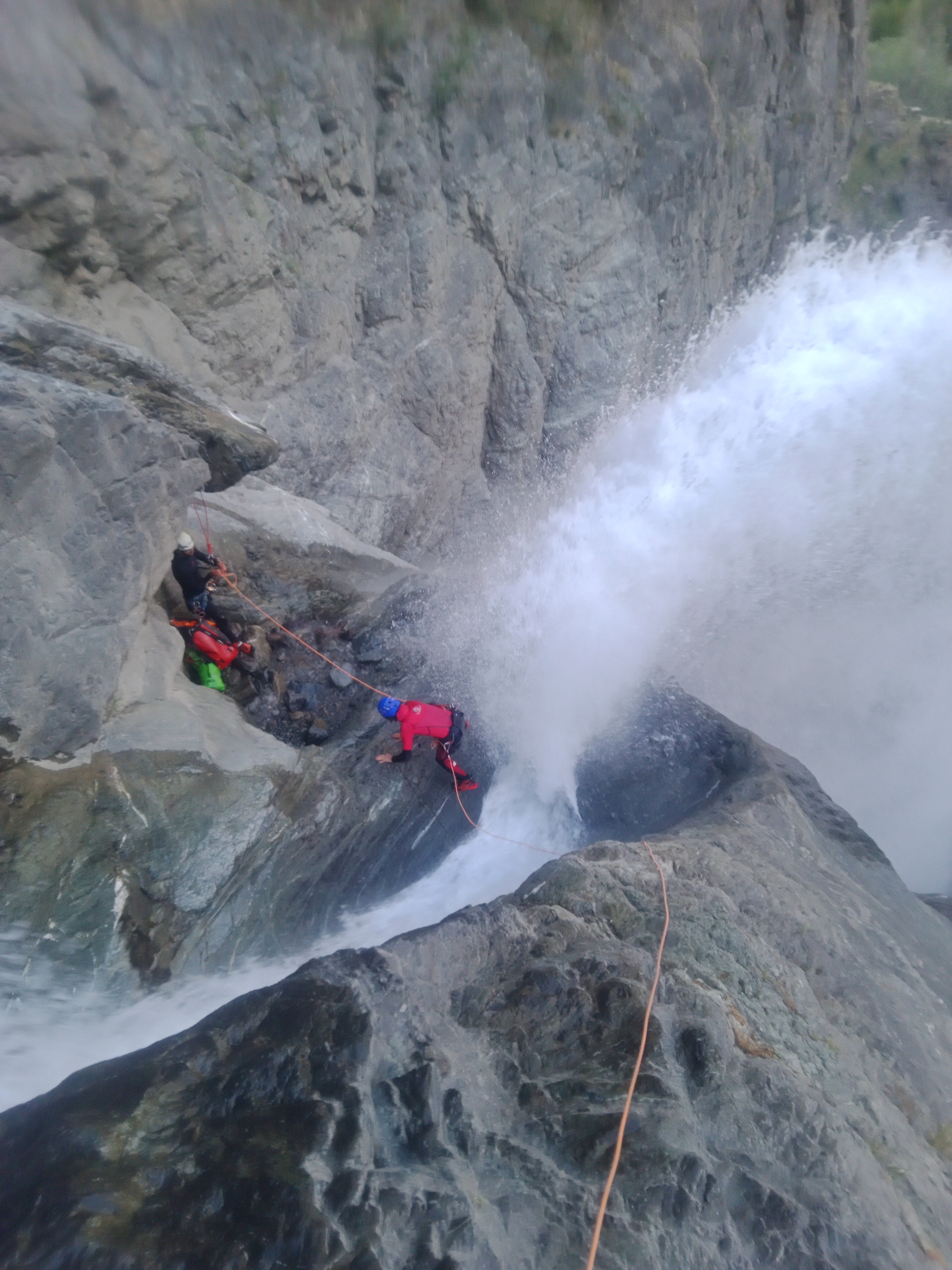 Guide professionnel en canyoning dans les Hautes-Alpes, descente en rappel sur cascade